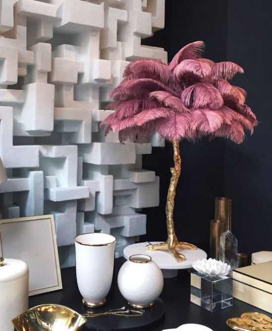 Tischlampen ausgefallen fantasievoll designt dekorative Palme aus altrosa Straußenfedern Blickfang