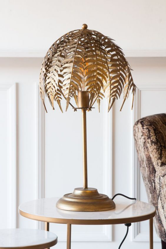 Tischlampen ausgefallen fantasievoll designt filigrane Farnblätter als Lampenschirm aus vergoldetem Metall schlanker Lampenfuß Steg