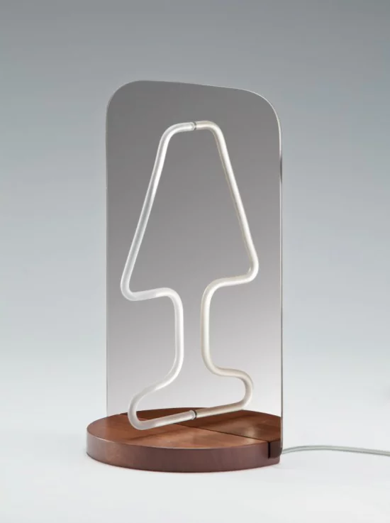 ausgefallene und fantasievoll designte Tischlampe im minimalistischen Design
