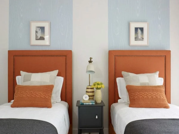Wandgestaltung Schlafzimmer Bettkopfteil ornage Wandfarbe hellblau