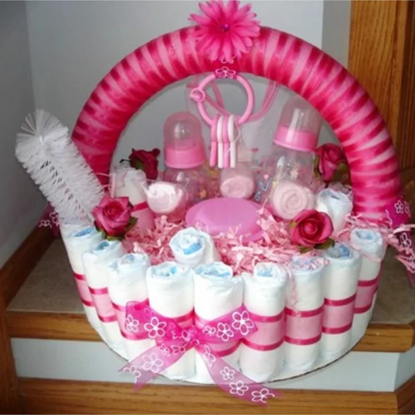 Windelgeschenke für Mädchen selber machen Windeltorte basteln rosa Babyflaschen Papierblumen Schleife 
