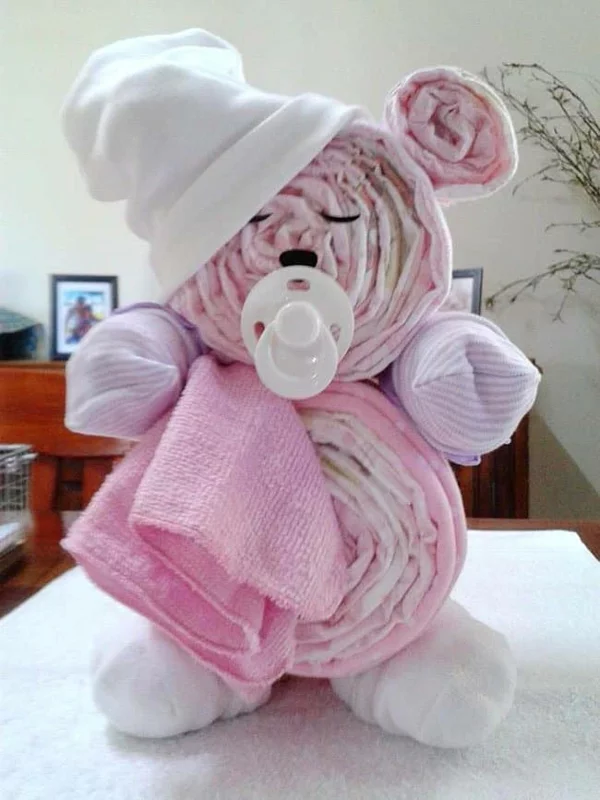 Windelgeschenke für Mädchen selber machen Windeltorte basteln Bär in rosa dekorieren