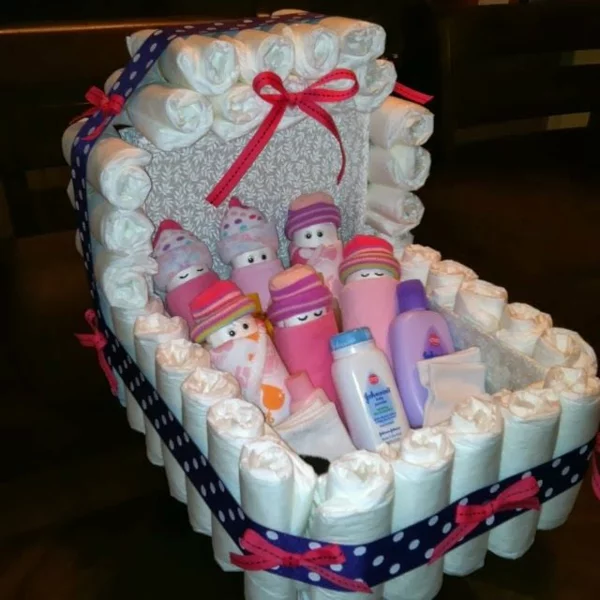 Windelgeschenke selber machen Babyschaukel aus Windeln basteln mit Windeln und Kosmetika für Babys füllen 