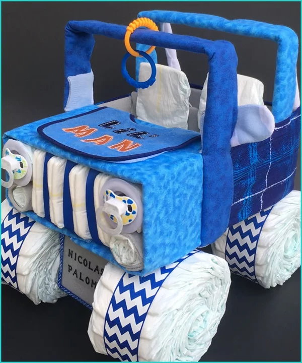 Windelgeschenke selber machen Babytorte aus Windeln in Form eines Autos in Blau 