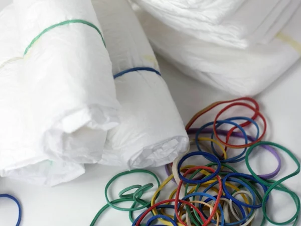 nötige Materialien für Windeltorte selber machen Windeln Gummis Anleitung 