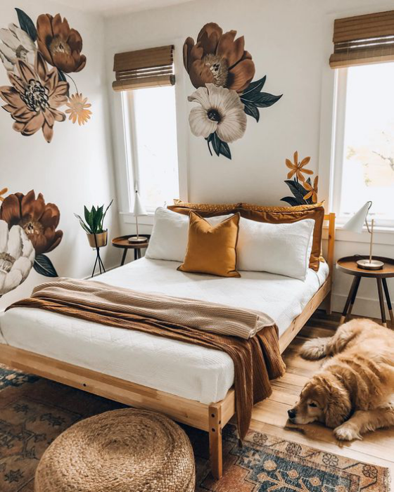 kleines Schlafzimmer Blumentapeten Muster im Großformat nicht erwünscht im kleinen Raum Bett Bettdecke Hund