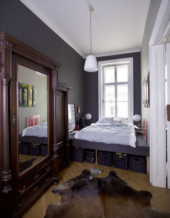 kleines Schlafzimmer Lila dominiert großer Wandspiegel Bett passende Körbe unter dem Bett Sachen verstauen