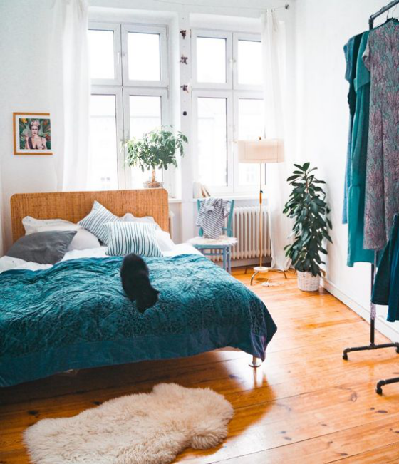 kleines Schlafzimmer ansprechendes Raumdesign Kleiderhaken rechts gute Idee für Kleider