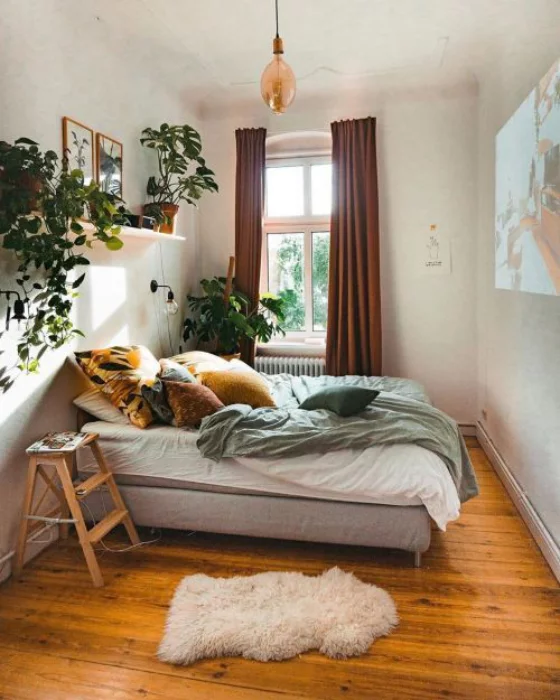 kleines Schlafzimmer einfaches Raumdesign Bett braune Gardinen Holzboden