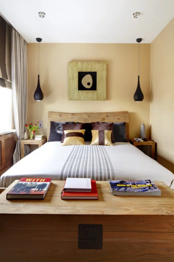 kleines Schlafzimmer große Kommode aus Holz im Vordergrund viele Staumöglichkeiten
