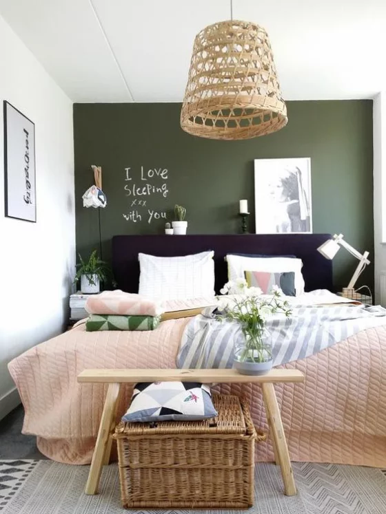 kleines Schlafzimmer großes bequemes Schlafbett grüne Wand nicht viel Platz