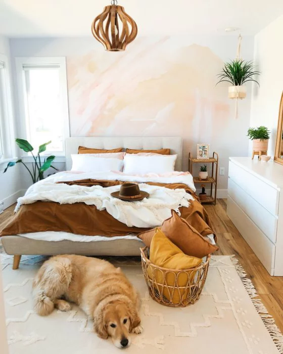 kleines Schlafzimmer helle Farben Beige helles Braun bequemes Bett