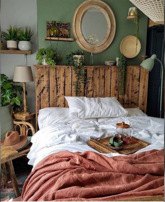 kleines Schlafzimmer rustikal eingerichtet Bettkopfteil aus Holz grüne Zimmerpflanzen frische Note