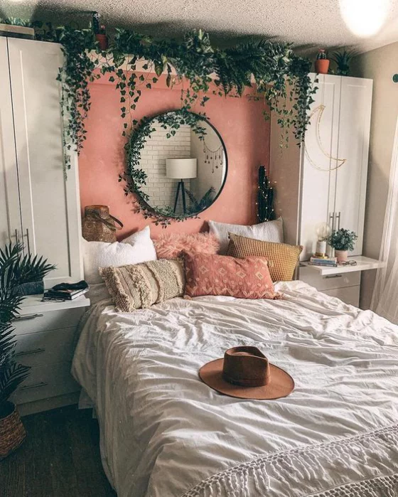 kleines Schlafzimmer rustikal gestaltet Wandspiegel über dem Bett viele grüne Zimmerpflanze frische Note