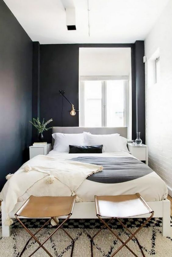kleines Schlafzimmer schwarze Wand weiße Bettwäsche Gardinen Teppich Kontrast