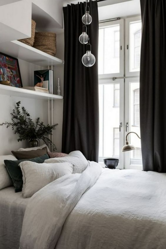 kleines Schlafzimmer schönes Raumdesign kleines Regal über dem Bett Bücher Bilder Andenken