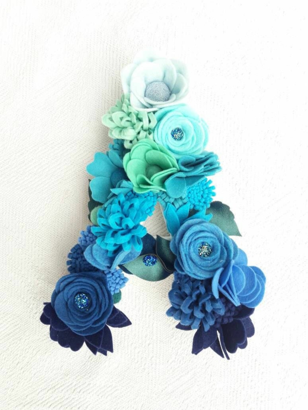 Buchstaben mit Blumen basteln Blumenbuchstaben A blaue Kunstblumen