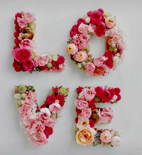 Buchstaben mit Blumen basteln Blumenbuchstaben LOVE