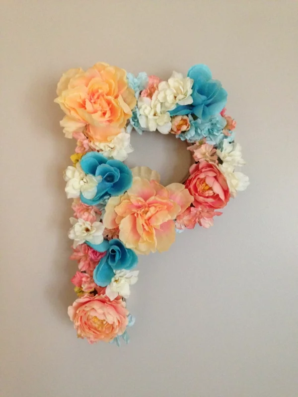 Buchstaben mit Blumen basteln Blumenbuchstaben P