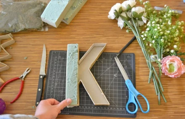 Buchstaben mit Blumen basteln Materialien Blumen Buchstaben selber machen