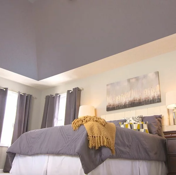 zarte Pastellfarben fürs Schlafzimmer wählen Decke in zarter Fliederfarbe streichen