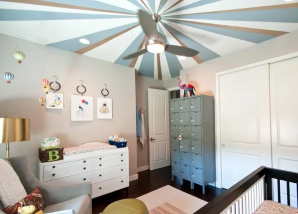 Decke in Streifen streichen interessante Gestaltung im Babyzimmer 