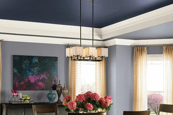 dunkelblaue Deckenfarbe mit hellblauer Wandfarbe kombinieren im modernen Wohnzimmer 