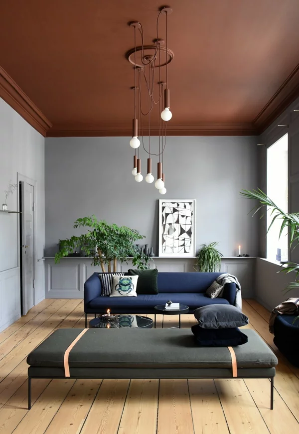 Lieblingsfarben kombinieren Braun an der Decke Graublau an den Wänden st