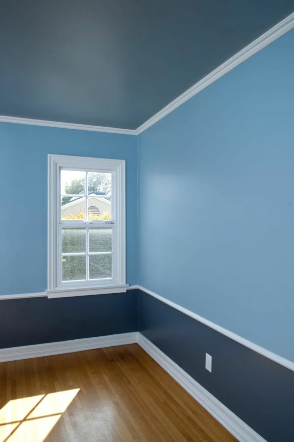 Deckenfarbe Dunkelblau mit hellem Blau an den Wänden kombinieren monochromatisches Farbschema
