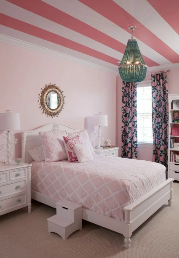 Decke streichen Streifen in Pink und Hellrosa an der Zimmerdecke interessante Gestaltung im Mädchenzimmer 