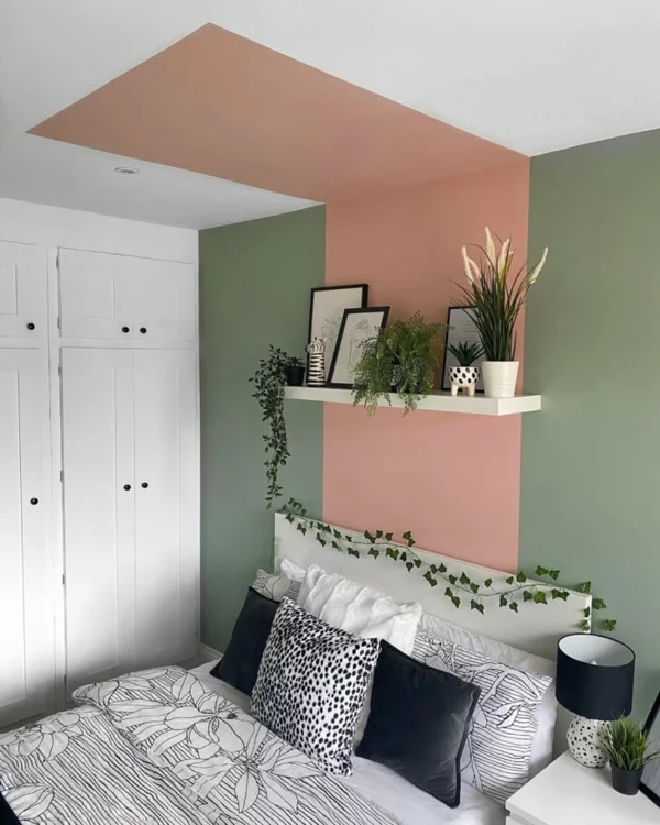 breite Streifen in verschiedenen Farben im Schlafzimmer Decke streichen 