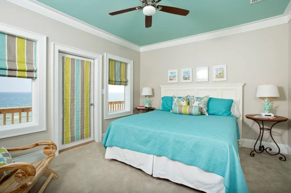 romantisches Schlafzimmer Decke streichen in Himmelblau mit blauer Bettdecke kombinieren 