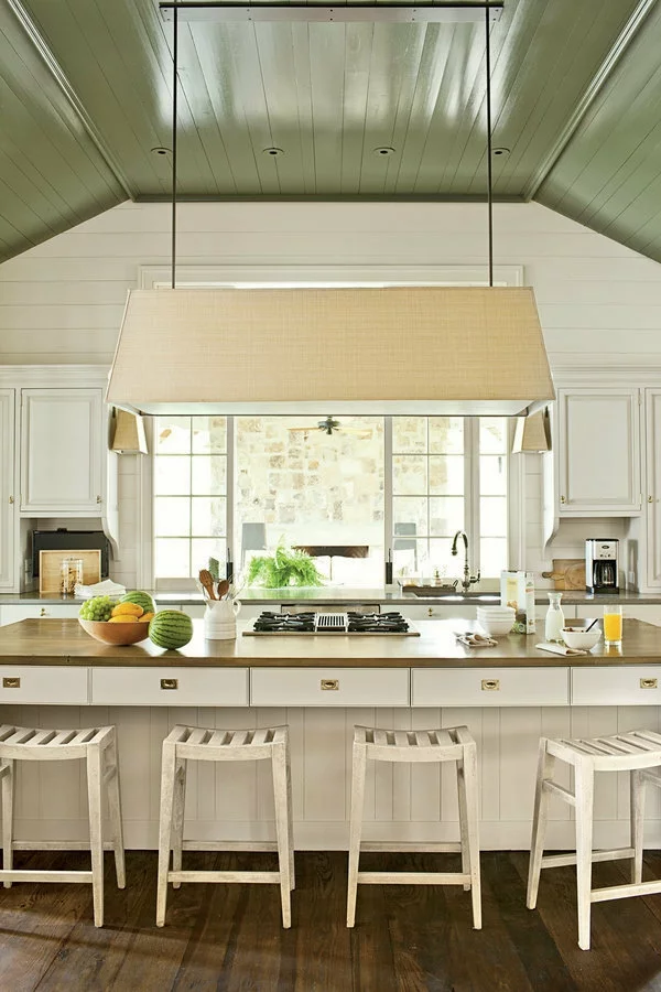 Olivgrün als Deckenfarbe in der Küche gemütliche Raumgestaltung in erdigen Farbtönen 