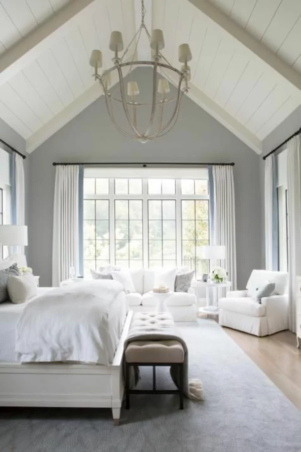 Decke in weiß streichen und mit verschiedenen Grautönen im Schlafzimmer kombinieren 