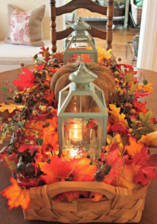 Deko Ideen mit Herbstblättern Tischdeko im Korb bunte Blätter rustikale Laternen Kürbis Beeren