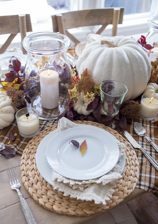 Deko Ideen mit Herbstblättern festlich gedeckter Tisch geschmückt weiße Kerzen ländliche Atmosphäre