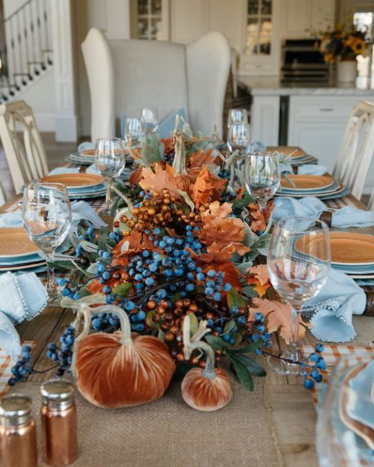 Deko Ideen mit Herbstblättern festlich gedeckter Tisch schöne Tischdeko in der Mitte künstliche Kürbisse Blätter Beeren