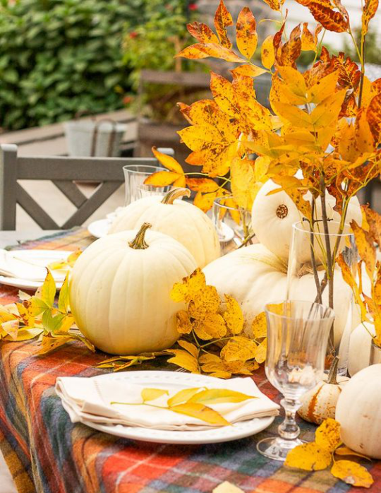 Deko Ideen mit Herbstblättern kosten nichts sind effektvoll Tischdeko draußen festlich gedeckter Tisch im Garten