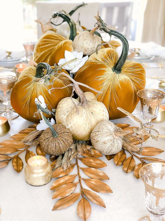 Deko Ideen mit Herbstblättern künstliche Kürbisse Blätter mit Goldglanz Blickfang Tischdeko