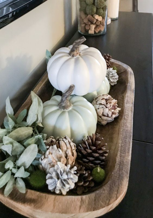 Herbstdeko mit Tannenzapfen Holzschale weiße Kürbisse Zapfen gutes Arrangement auf einer Kommode