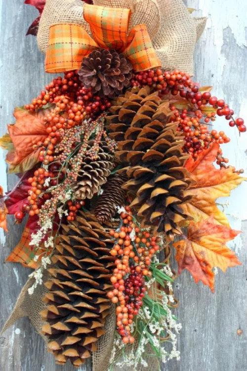 Herbstdeko mit Tannenzapfen als Hänge-Deko mit Herbstblättern und bunten Schleifen Blickfang