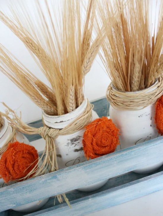  φθινοπωρινή διακόσμηση με γυαλιά σίτου βαμμένα σε λευκούς μίσχους σιταριού πλεκτά λουλούδια σε πορτοκαλί αγροτική διακόσμηση 