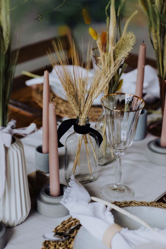 Herbstdeko mit Weizen Tischdeko Glas mit Weizenhalmen rosa Kerzen ländliche Deko Idee
