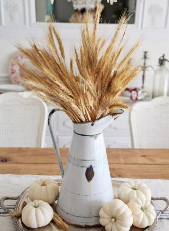 Herbstdeko mit Weizen Vintage Gießkanne mit Weizenstängeln darin Kürbisse auf einem Silbertablett