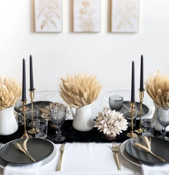 Herbstdeko mit Weizen ländliche Note führen in eine stilvolle Tischdeko in weiß und schwarz