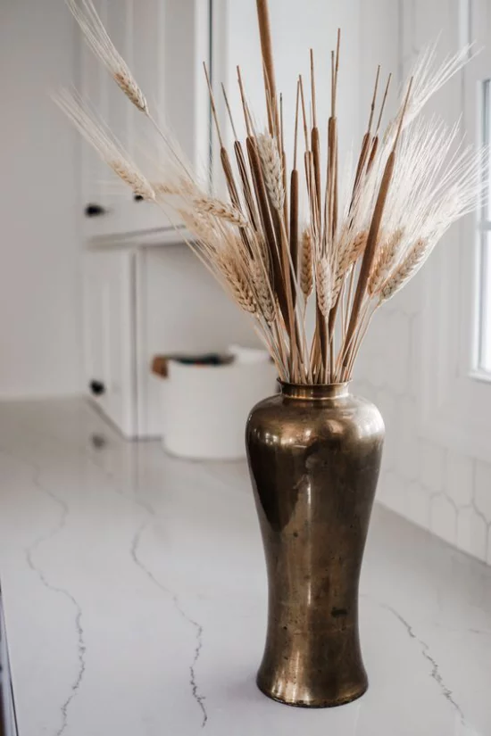 Herbstdeko mit Weizen modernes Ambiente elegante Vase mit Weizenstängeln darin arrangiert echter Blickfang
