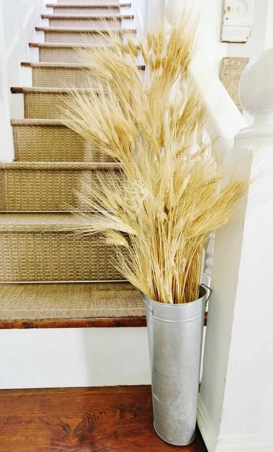 Herbstdeko mit Weizen natürliche Schönheit Weizenstängel unterschiedliche Länge im Zinkgefäß vor den Treppen im Flur