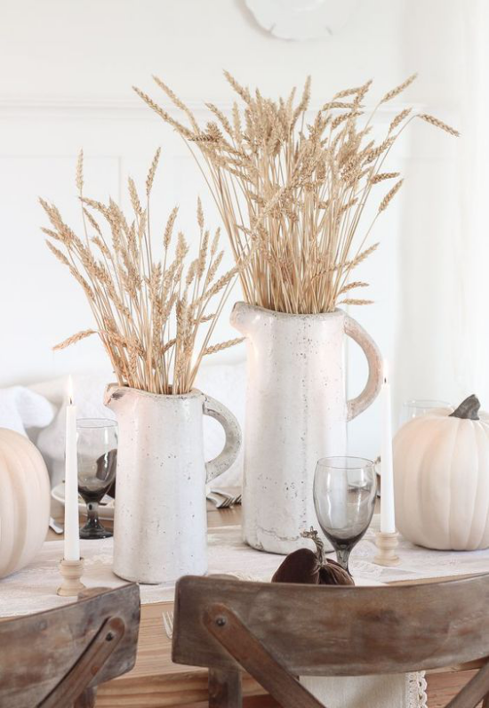 Herbstdeko mit Weizen zwei weiße Kannen Weizenstängel Tischdeko in Vintage Stil