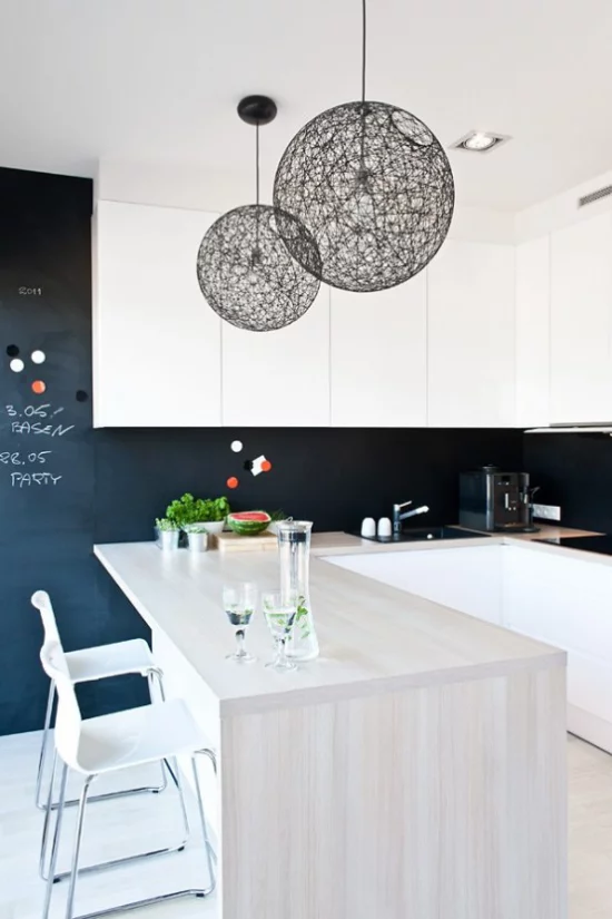 Hängeleuchten kugelförmig über dem Esstisch oder der Kücheninsel komplettieren das Raumdesign