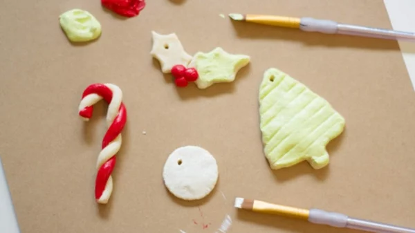 Weihnachtsdeko aus Salzteig machen Deko Elemente zu Weihnachten Tannenbaum Zuckerstange tolle DIY Ideen